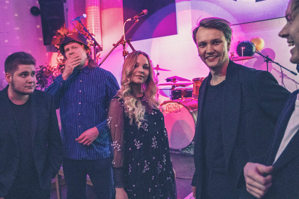 Bilebändi Helle - Pikkujouluohjelma.fi